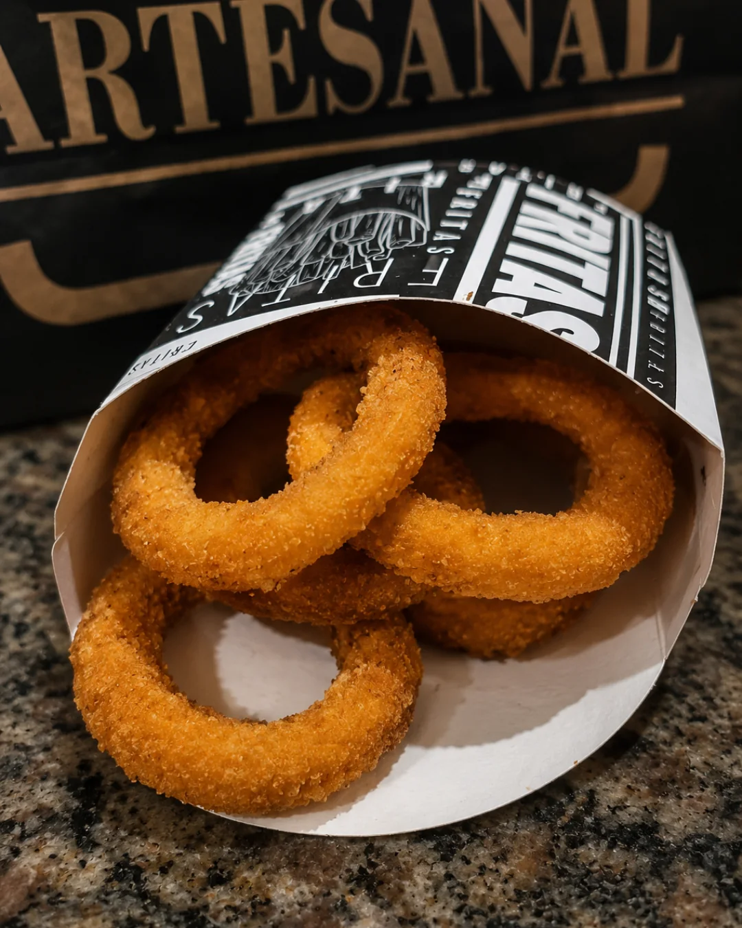 Porção crocante de onion rings da Breddy's